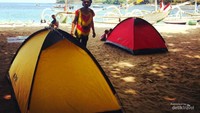 Bisa kemping di pantai Senggigi