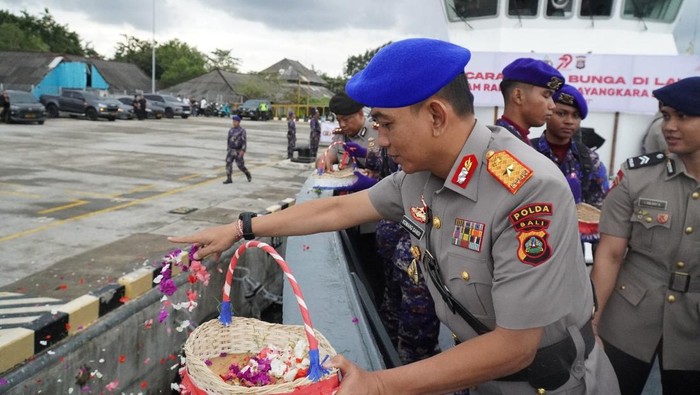 Wakapolda Bali, Brigjen I Komang Sandi Arsana, memimpin tabur bunga di laut dermaga timur Pelabuhan Benoa, Denpasar, Senin (23/6/2025). (Dok. Polda Bali)