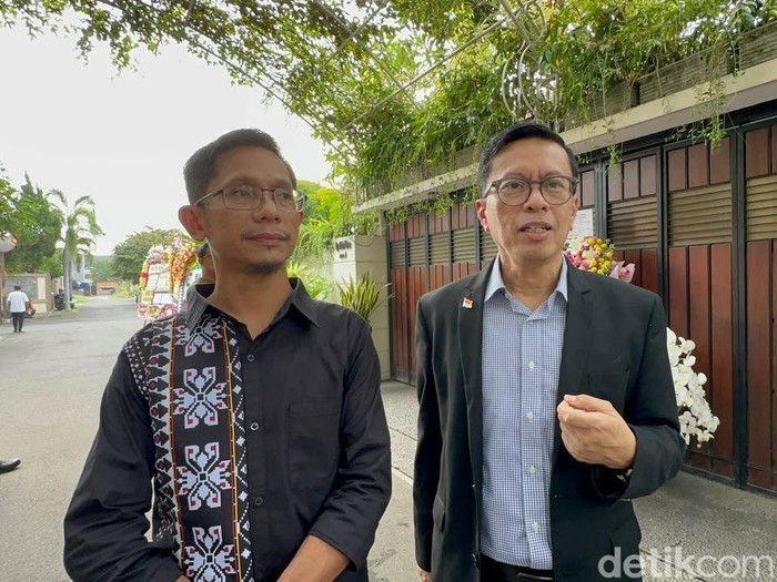 Waketum Joman, Andi Azwan (kanan) dan Waketum Projo, Freddy Alex Damanik (kiri) ditemui di Sumber, Banjarsasi, Solo, Senin (23/6/2025).