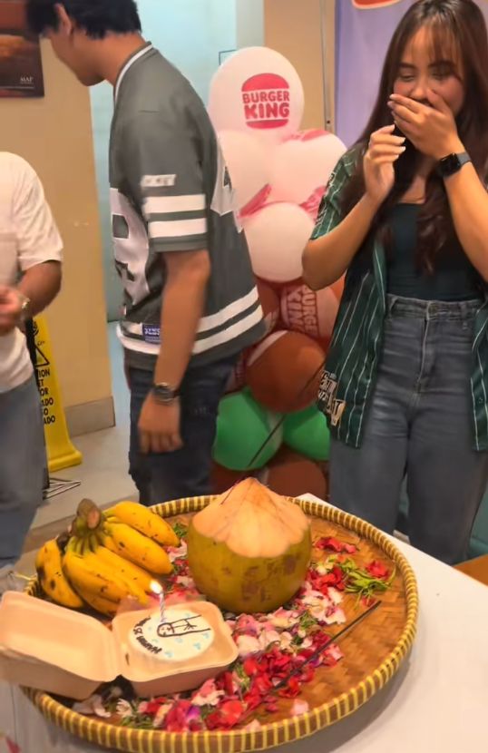 Wanita ini dan teman-temannya memberikan kue dalam bentuk sajen untuk temannya yang sedang berulang tahun. Postingan tersebut langsung viral di TikTok.