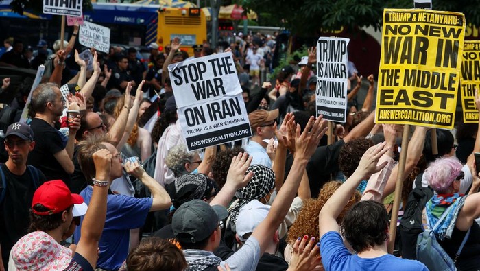 Warga AS Desak Trump Jangan Jadi Provokatif Perang Iran Demonstrators protest following U.S attack on Iran's nuclear sites and against Iran-Israel conflict, at Times Square in New York City, U.S. June 22, 2025. REUTERS/Caitlin Ochs