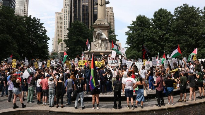 Warga AS Desak Trump Jangan Jadi Provokatif Perang Iran Demonstrators protest following U.S attack on Iran's nuclear sites and against Iran-Israel conflict, at Times Square in New York City, U.S. June 22, 2025. REUTERS/Caitlin Ochs