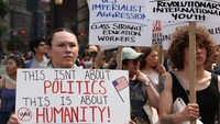 Para pengunjuk rasa menyebut aksi militer itu sebagai langkah provokatif yang bisa memicu perang besar. (REUTERS/Caitlin Ochs)  