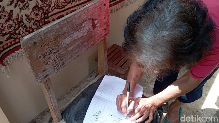 Warga saat menandatangani petisi tuntut pembebasan status tersangka terhadap satpam perumahan