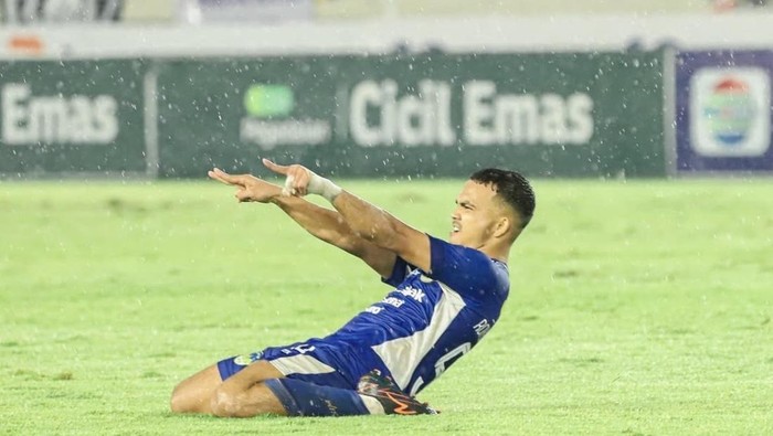 Winger PSIM Jogja, Roken Tampubolon.