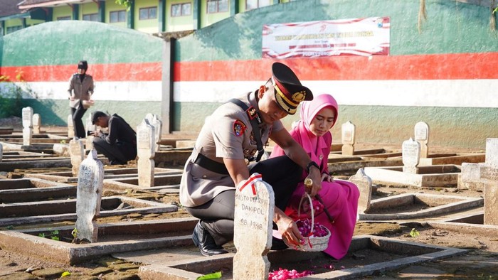Ziarah Polres Ponorogo di Taman Makam Pahlawan jelang Hari Bhayangkara ke-79.