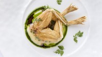 Jangan heran jika menemukan hidangan kaki katak di restoran. Biasanya juga dijual sangat mahal, padahal rasanya mirip kaki ayam. Tidak ada yang spesial. Foto: Getty Images/iStockphoto/alan_fisher
