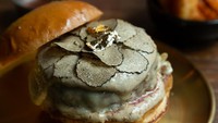Burger juga sering dijadikan makanan mahal dengan isian atau topping bahan-bahan istimewa. Namun, rasanya kadang biasa saja dengan harga jual yang terlampau tinggi. Foto: Getty Images/iStockphoto/alan_fisher