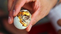 Banyak orang kaya mau mencoba makanan ekstrem Filipina, balut. Berupa telur bebek atau ayam yang telah dibuahi dan dierami hingga sebagian embrio terbentuk, kemudian direbus dan dimakan. Rasanya dianggap tak sepadan! Foto: Getty Images/iStockphoto/alan_fisher