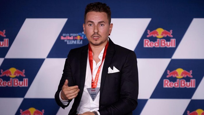 Jorge Lorenzo of Spain presented with the Legends of MotoGP medal during f the Gran Premio Red Bull of Spain at Circuito de Jerez - Angel Nieto on April 30, 2022 in Jerez de la Frontera, Spain. (Photo by Jose Breton/Pics Action/NurPhoto via Getty Images)