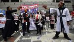 Aksi Cosplayer Tolak Energi Batu Bara di Kedubes Jepang