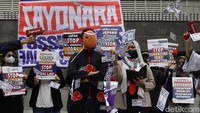 Membawa spanduk bertuliskan “Sayonara Fossil Fuels False Solutions”, massa aksi menolak solusi palsu energi yang dianggap merusak lingkungan.