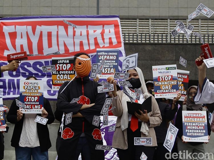 Aksi Cosplayer Tolak Energi Batu Bara di Kedubes Jepang