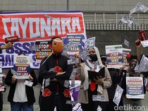 Aksi Cosplayer Tolak Energi Batu Bara di Kedubes Jepang