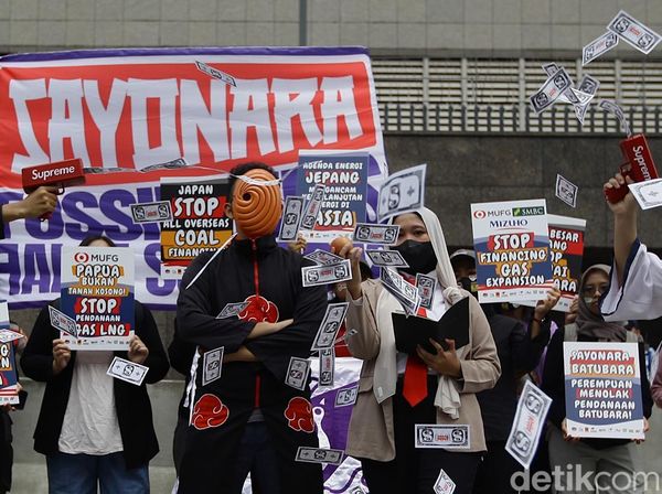Aksi Cosplayer Tolak Energi Batu Bara di Kedubes Jepang