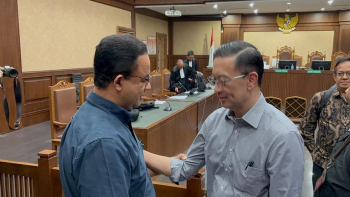 Anies Baswedan menemui Tom Lembong di sidang (Dok istimewa).