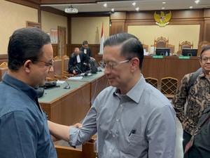 Anies Temui Tom Lembong di Sela Sidang, Cerita Sekarang Sudah Jadi Kakek