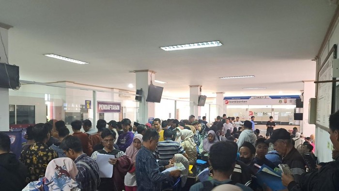 Masyarakat masih antusias mengikuti program pemutihan tunggakan pajak kendaraan bermotor di Banten.