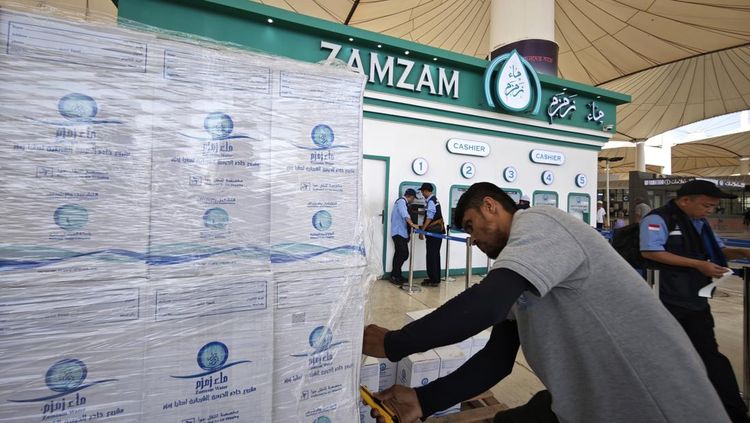 Antusiasme Penumpang Membeli Air Zamzam Jelang Kepulangan