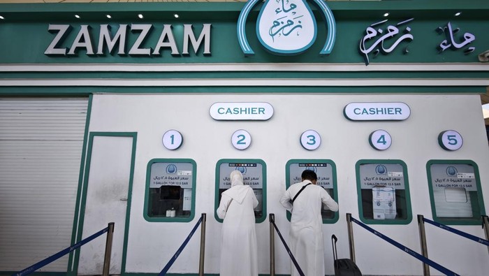 Calon penumpang pesawat udara membeli air zamzam di King Abdulaziz International Airport, Jeddah, Arab Saudi, Senin (23/6/2025). Sebagian penumpang membeli air zamzam 5 liter dalam kemasan khusus seharga 12,5 riyal tersebut yang diperbolehkan otoritas bandara untuk diangkut sebagai barang bagasi pesawat tujuan negara masing-masing. ANTARA FOTO/Andika Wahyu/nz