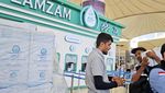 Antusiasme Penumpang Membeli Air Zamzam Jelang Kepulangan