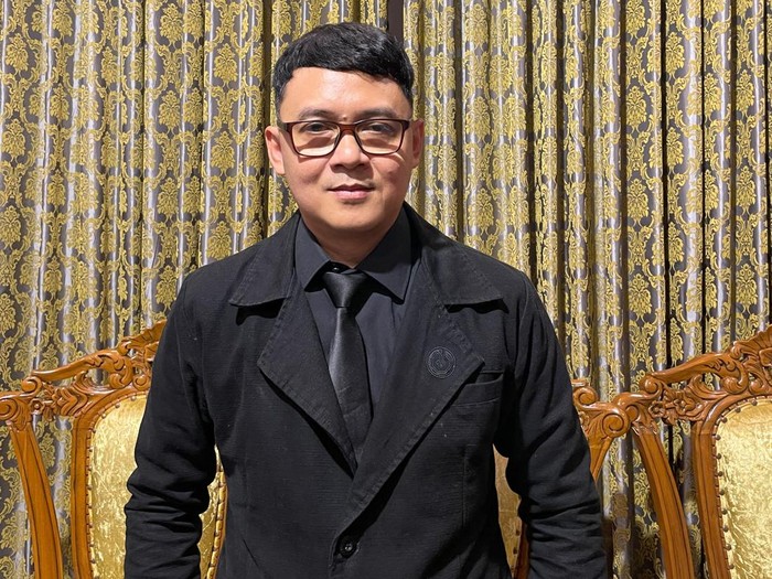 Ari Bias jumpa pers terkait kritik DPR terhadap putusan atas gugatannya terhadap Agnez Mo.
