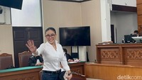 Ibu tiga anak itu menjabarkan rahasia wajahnya tetap glowing selama berada di dalam Rutan Pondok Bambu, Jakarta Timur. Foto: Artis Nikita Mirzani didakwa melakukan pemerasan terhadap bos skincare dokter Reza Gladys senilai Rp 4 miliar. (Rumondang/detikcom)