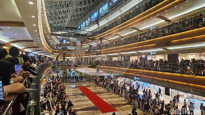 Atraksi Akrobatik Hibur Pengunjung Mal Jakarta Saat Libur Sekolah Sejumlah pemain akrobatik asal Rusia menunjukan kebolehannya dalam pertunjukan Flying Trapeze di pusat perbelanjaan di Jakarta, Selasa (24/6/2025).