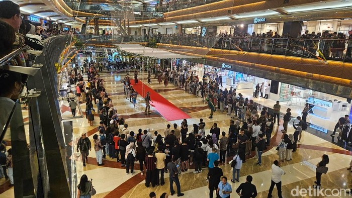Atraksi Akrobatik Hibur Pengunjung Mal Jakarta Saat Libur Sekolah Sejumlah pemain akrobatik asal Rusia menunjukan kebolehannya dalam pertunjukan Flying Trapeze di pusat perbelanjaan di Jakarta, Selasa (24/6/2025).