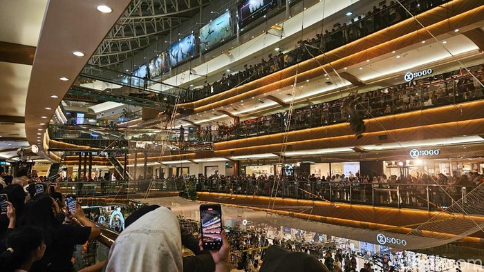 Atraksi Akrobatik Hibur Pengunjung Mal Jakarta Saat Libur Sekolah Sejumlah pemain akrobatik asal Rusia menunjukan kebolehannya dalam pertunjukan Flying Trapeze di pusat perbelanjaan di Jakarta, Selasa (24/6/2025).