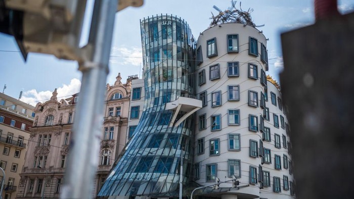 Bangunan Nationale-Nederlanden di Praha, Republik Ceko, menyerupai rumah yang menari. Ada teras bar di lantai paling atas untuk melihat pemandangan kota.
