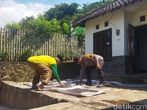 Bhabinkamtimbas Bantu Tingkatkan Produksi Jagung Petani di Kota Batu