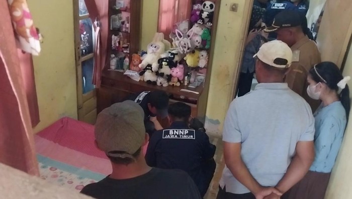 BNNP Jawa Timur melakukan pengeledahan dirumah tersangka SF