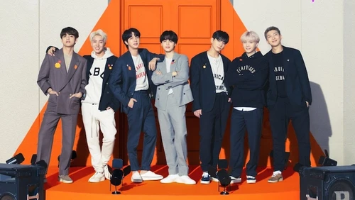 Foto boyband K-Pop BTS dalam perilisan album mereka di bawah manajemen BIGHIT MUSIC dan HYBE Labels.