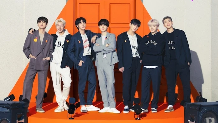 Foto boyband K-Pop BTS dalam perilisan album mereka di bawah manajemen BIGHIT MUSIC dan HYBE Labels.
