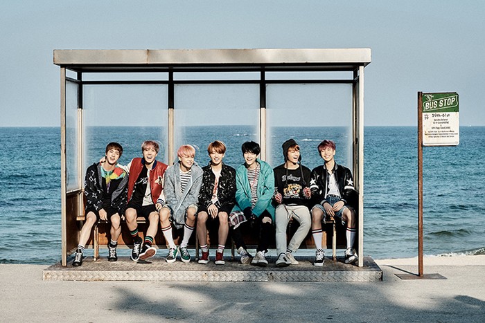 Foto boyband K-Pop BTS dalam perilisan album mereka di bawah manajemen BIGHIT MUSIC dan HYBE Labels.