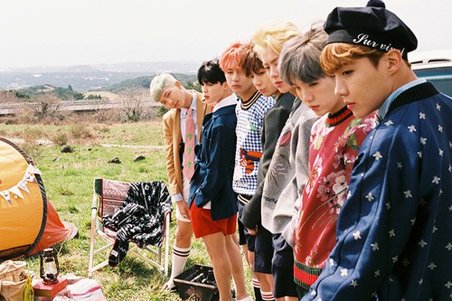 Foto boyband K-Pop BTS dalam perilisan album mereka di bawah manajemen BIGHIT MUSIC dan HYBE Labels.