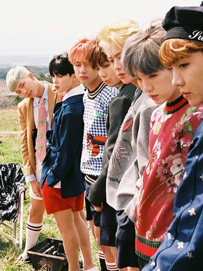 Foto boyband K-Pop BTS dalam perilisan album mereka di bawah manajemen BIGHIT MUSIC dan HYBE Labels.