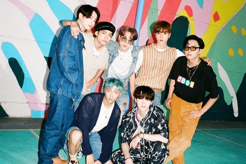 Foto boyband K-Pop BTS dalam perilisan album mereka di bawah manajemen BIGHIT MUSIC dan HYBE Labels.