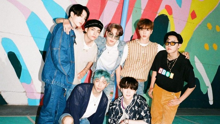 Foto boyband K-Pop BTS dalam perilisan album mereka di bawah manajemen BIGHIT MUSIC dan HYBE Labels.