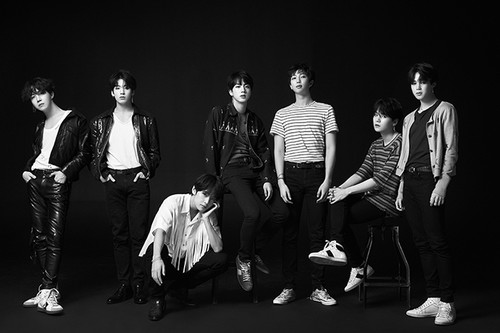 Foto boyband K-Pop BTS dalam perilisan album mereka di bawah manajemen BIGHIT MUSIC dan HYBE Labels.