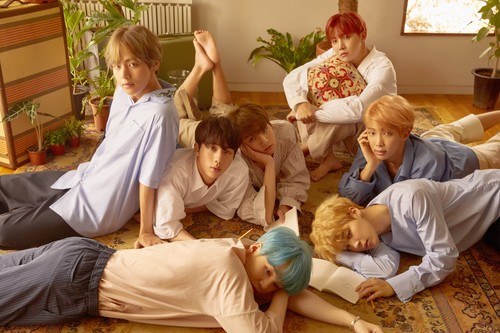 Foto boyband K-Pop BTS dalam perilisan album mereka di bawah manajemen BIGHIT MUSIC dan HYBE Labels.
