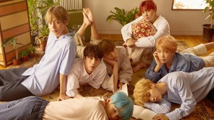 Terus lanjut ada lagu DNA dari album Love Yourself: Her (2017). (Foto: dok. BIGHIT MUSIC/HYBE)