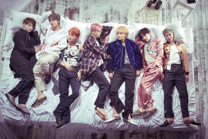 Foto boyband K-Pop BTS dalam perilisan album mereka di bawah manajemen BIGHIT MUSIC dan HYBE Labels.