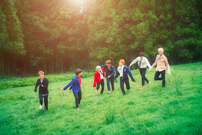 Foto boyband K-Pop BTS dalam perilisan album mereka di bawah manajemen BIGHIT MUSIC dan HYBE Labels.