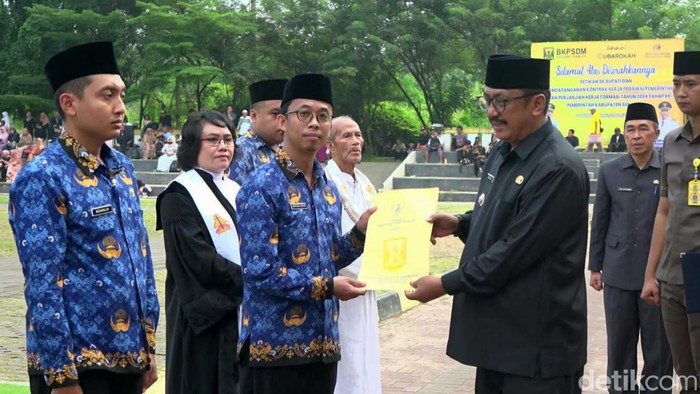 Bupati Sukabumi Asep Japar saat melantik PPPK Lapang Cangehgar, Palabuhanratu, Senin (23/6/2025).