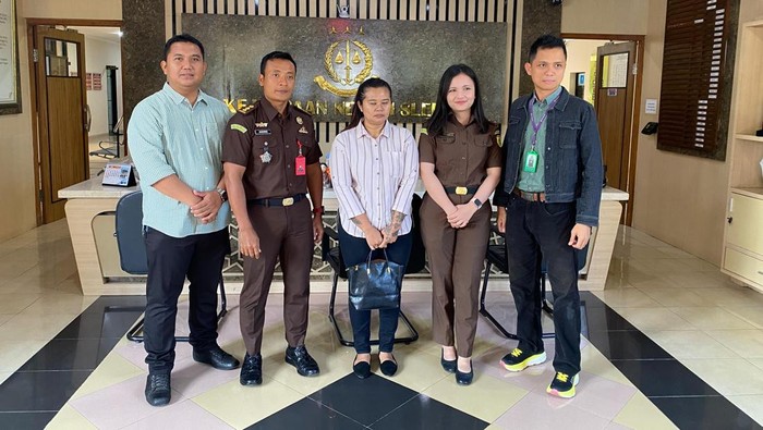 Anggun Kurniasih (tengah), buron sejak 2019, diamankan di Kejari Sleman, Selasa (24/6/2025).