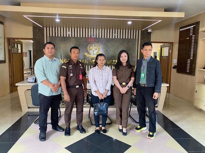 Anggun Kurniasih (tengah), buron sejak 2019, diamankan di Kejari Sleman, Selasa (24/6/2025).