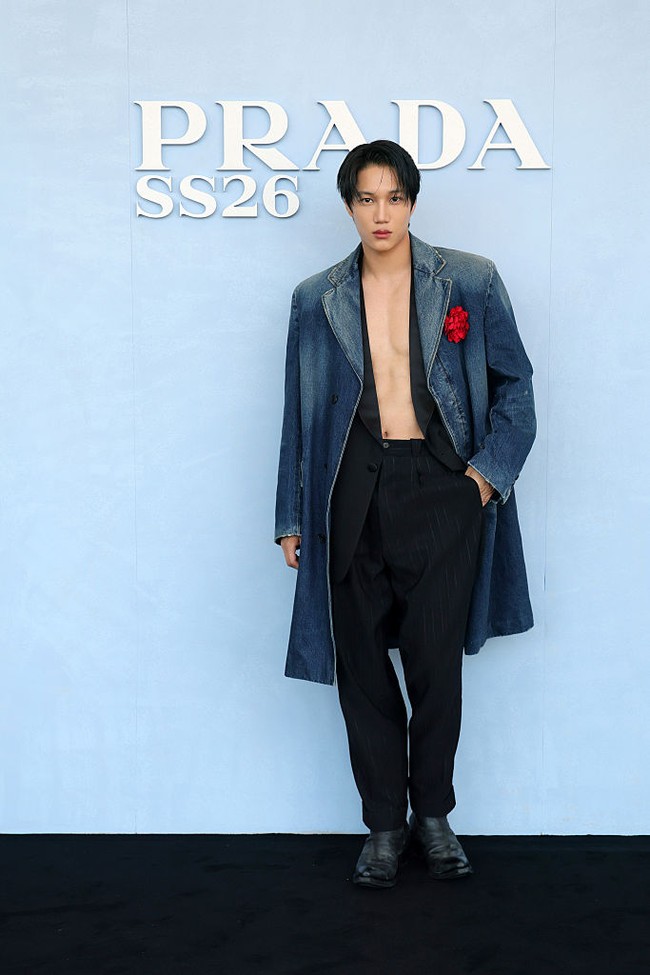 Dua tahun lalu, Kai EXO hadir di Milan Fashion Week sebagai global ambassador Gucci. Namun, kini pelantun Rover itu menjadi perwakilan Prada asal Korea Selatan. Foto: Getty Images
