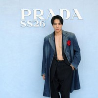 Dua tahun lalu, Kai EXO hadir di Milan Fashion Week sebagai global ambassador Gucci. Namun, kini pelantun Rover itu menjadi perwakilan Prada asal Korea Selatan. Foto: Getty Images